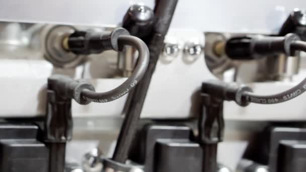 Um close-up de uma amostra de um motor de automóvel. — Vídeo de Stock