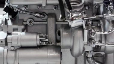 Bir otomobil motorunun yakın çekimi..
