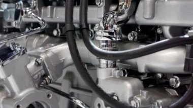 Yakın plan - bir araba motorunun parçaları.