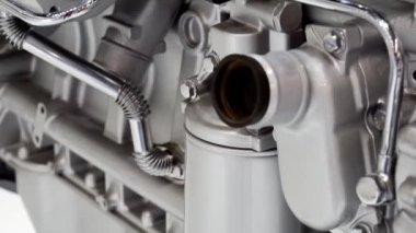 Yakın plan - bir araba motorunun parçaları.