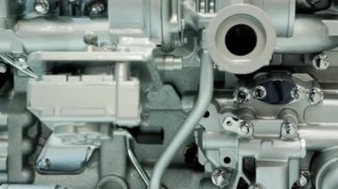 Bir araba motorunun yakın plan görüntüsü.