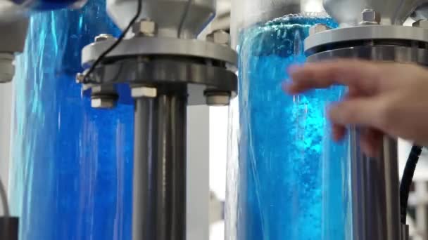 Demonstration einer Anlage zur Anreicherung von Wasser mit Sauerstoff. — Stockvideo