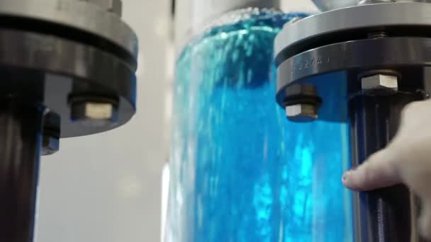 Dimostrazione di un dispositivo per l'arricchimento dell'acqua con ossigeno. — Video Stock