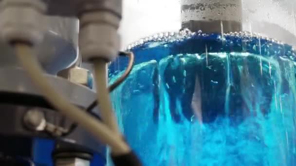 In einem transparenten Kolben befindet sich ein Geysir mit blauem Wasser. — Stockvideo