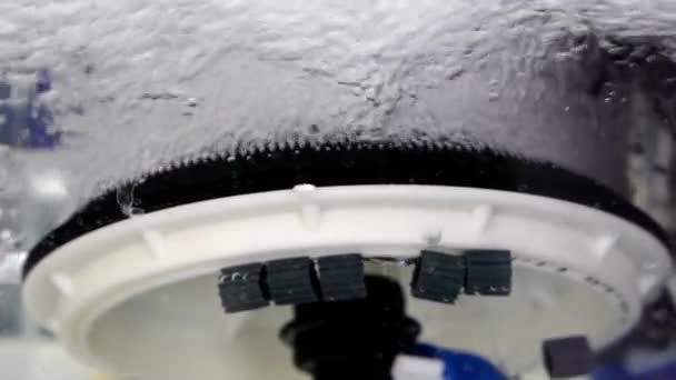Close-up de filtração e enriquecimento de água. — Vídeo de Stock