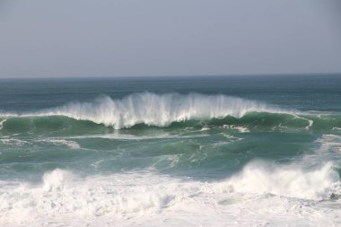 Bunlar, Avrupa 'nın sona erdiği Cabo da Roca' daki (Portekiz) Atlantik Okyanusu 'nun dalgaları..