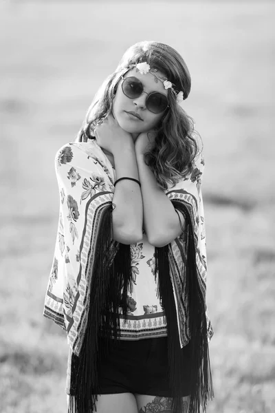 Czarno-biały portret hippie piękna dziewczyna stojąc i patrząc w kamerę na zewnątrz — Zdjęcie stockowe