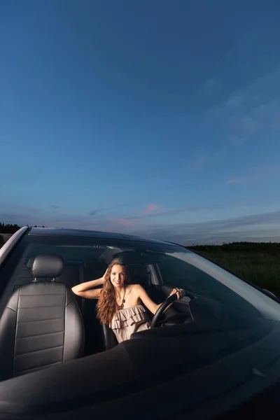 Portrait of a beautiful young woman driving a car Outdoors — Stock Photo, Image