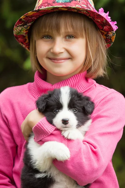 屋外でボーダーコリーの子犬と笑みを浮かべて少女の肖像画 — ストック写真