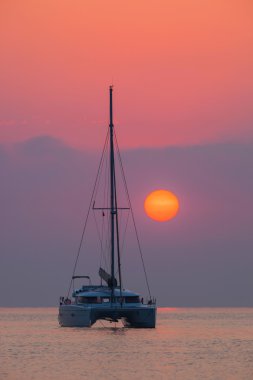 Yelkenli katamaran arka plan güzel gündoğumu Okyanusu üzerinde