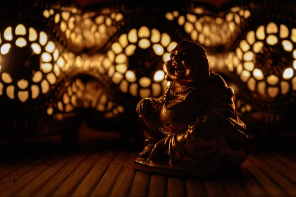 Primer Plano Estatua Buda Dorada Iluminada Por Velas Ornamentales Fondo —  Fotos de Stock