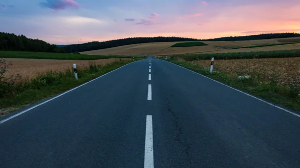 Route Asphaltée Droite Vide Contre Coucher Soleil Dans Paysage Rural — Photo