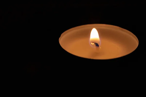 Kaarslicht Het Donker Met Kopieerruimte Enkele Geïsoleerde Thee Licht Tegen — Stockfoto