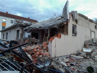 Yıkılmış kalıntıların kalıntıları. Yıkık dökük ev kalıntıları.