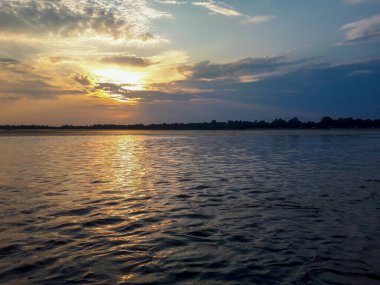 İtalya 'nın Grado kıyısındaki suda yansımalarla Adriyatik Denizi üzerinde gün batımı