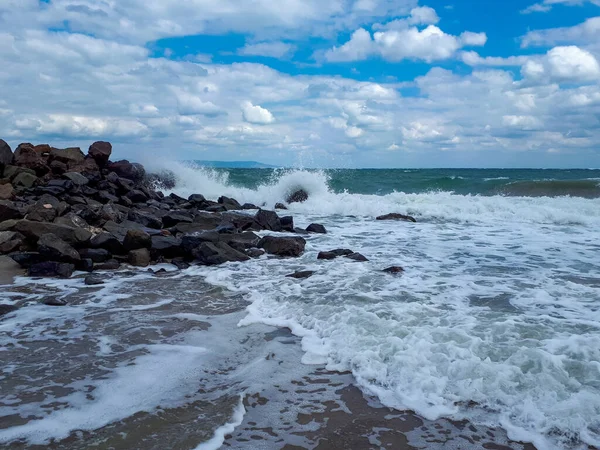 Stormigt Väder Med Vågor Som Bryter Klipporna Vid Svarta Havskusten — Stockfoto
