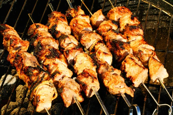 Jugosos kebabs asados en la barbacoa —  Fotos de Stock