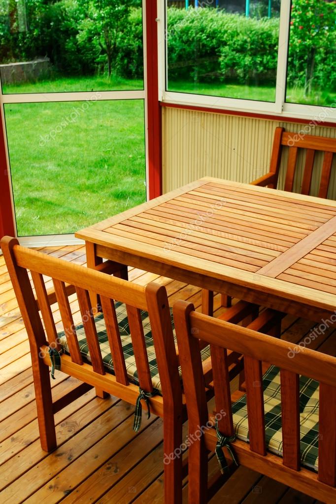 Mobili da giardino su una veranda cortile — foto stock © nolexa ... Mobili da veranda