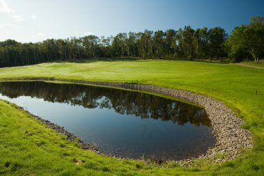 Bir golf sahası Molle, İsveç'te parlak bir gün sabahı