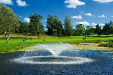 Bir fontain ve bir havuz ile Golf Sahası