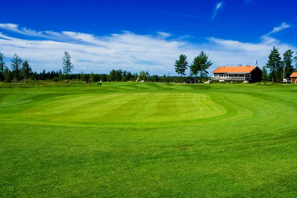 Golf verde y casa club en el campo sueco — Foto de Stock