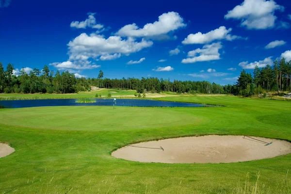 Bunkers, putting green en vijver — Stockfoto