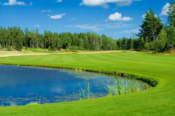 Golf fairway langs een vijver — Stockfoto