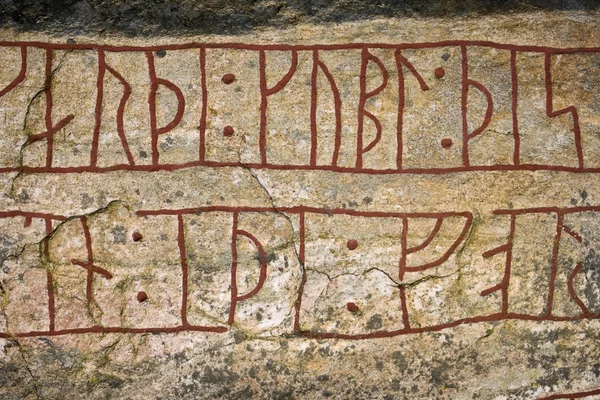 Inscrições rúnicas em um runestone em Ljungby, Suécia — Fotografia de Stock