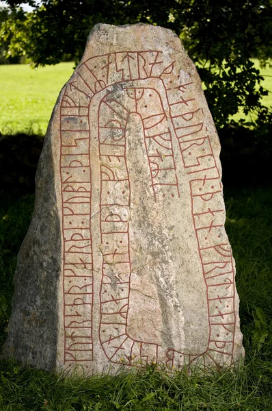 Inscripciones rúnicas en una piedra rúnica en Ljungby, Suecia —  Fotos de Stock