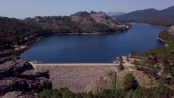 Vista Aérea Muro Presa Lago Soleado Día Verano — Vídeos de Stock