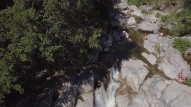 4K 'da bir şelalenin havadan görünüşü