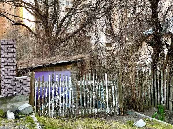 Uma Velha Casa Abandonada Atrás Uma Cerca Madeira Cerca Branca — Fotografia de Stock