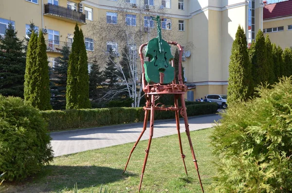 Escultura Violín Verde Sobre Una Silla Roja Hermoso Paisaje Naturaleza —  Fotos de Stock