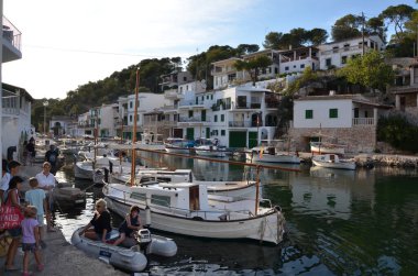 Tekneler adanın köyünün limanına demirlediler. Limanı olan küçük bir kasaba. Bir turist kasabası, ziyaret edilecek bir yer..