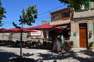 Dağlarda bulunan antik yaz kasabasından geçeceğiz. Adada yaz için açık hava aktiviteleri. İyi yolculuklar.