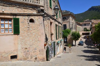 Eski bir Avrupa yaz kasabasında küçük bir sokak. Yaz güneşinin altında eski bir şehir. Eski kasabadan geç. İlginç bir yolculuk..