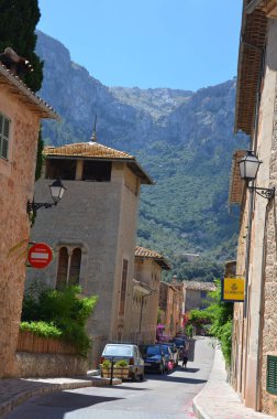 Eski kasabanın dar caddesi boyunca yürü. Kahverengi renkli güzel bir şehir. Yaz tatili. Turistik yerler.