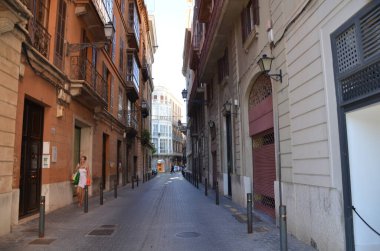 Eski kasabanın dar caddesi boyunca yürü. Kahverengi renkli güzel bir şehir. Yaz tatili. Turistik yerler.