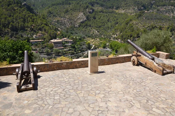 대포는 꼭대기에 요새의 꼭대기에 있습니다 요새에서 산으로 시야를 고대의 — 스톡 사진