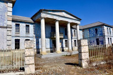 Eski bir evin sihirli yüzü. Evin benzersiz dış görünüşü. Güzel ev. Köydeki terk edilmiş film stüdyosu..