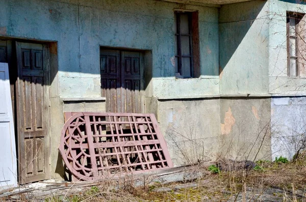 Interessante Edifício Antigo Arruinado Portão Vermelho Encontra Alpendre Edifício Velho — Fotografia de Stock