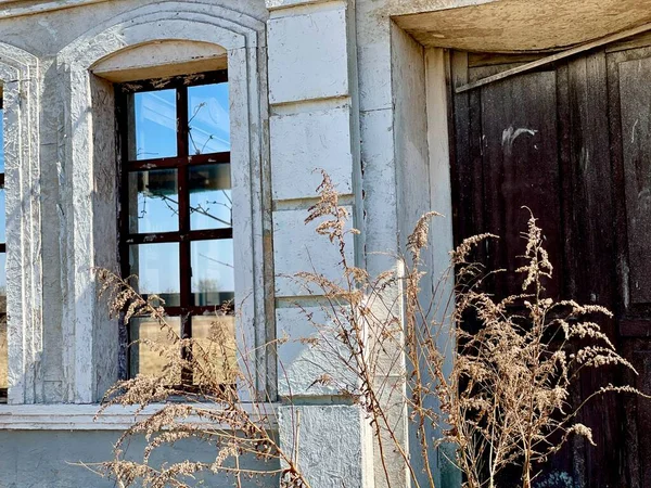 Eski Güzel Gizemli Terk Edilmiş Bir Eski Bir Evin Penceresi — Stok fotoğraf