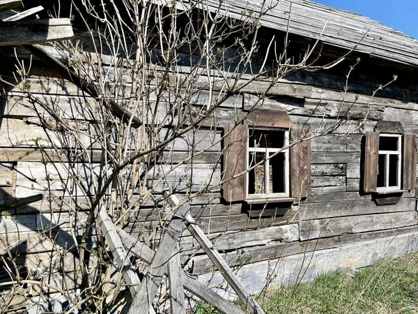 Sehr Altes Braunes Holzhaus Mit Holzfenstern Äste Auf Dem Hintergrund — Stockfoto