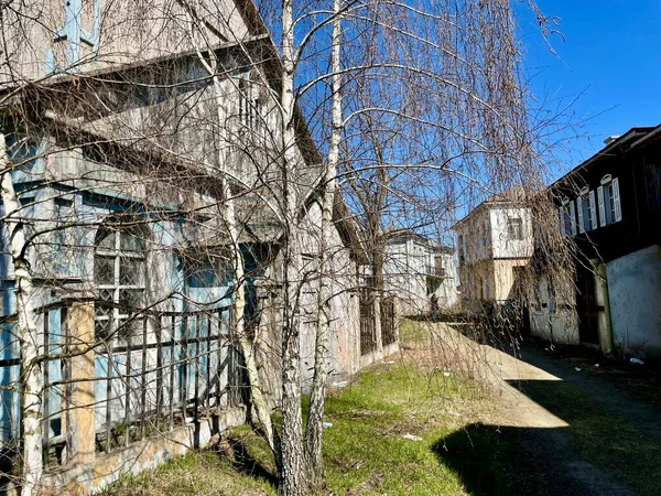 Frühlingsstraße Alten Dorf Häuser Versteckt Hinter Bäumen Helle Frühlingsstraßen Zwischen — Stockfoto