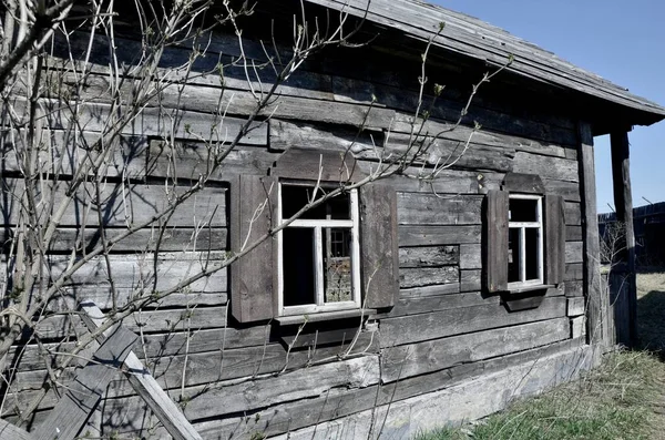 Sehr Altes Braunes Holzhaus Mit Holzfenstern Äste Auf Dem Hintergrund — Stockfoto