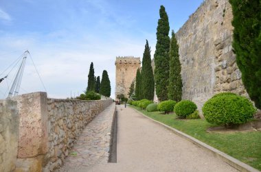 Eski kaleye giden yol. Kale dağda yer almaktadır. Eğlenceli bir gezi..