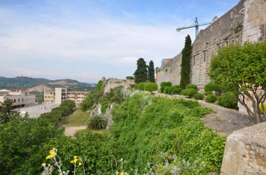 Eski kaleye. Kale dağda yer almaktadır. Eğlenceli bir gezi. Güzel manzara.