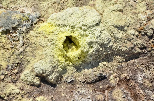 Cratere Vulcano Giallo Situato Cima Alle Montagne Cratere Vulcanico Caldo — Foto Stock