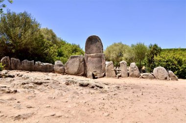 Adadaki güzel taş kalıntıları