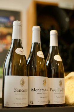 Üç şarap şişesi.